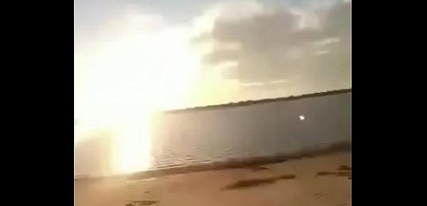  Argentina desnuda en la playa y perro le roba la tanga 1